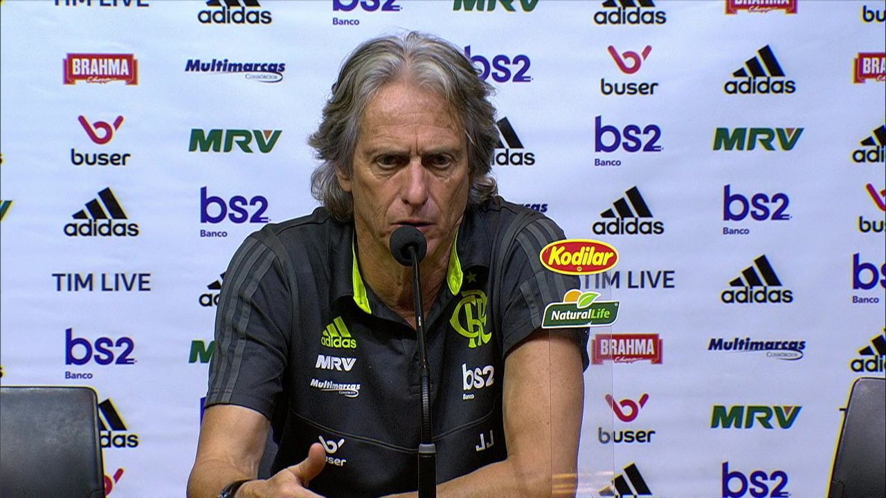 Jorge Jesus pediu silêncio para continuar 'flash interview': «Take