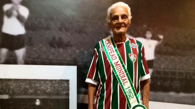 NETFLU on X: Zagueiro campeão mundial de 1952 faz visita à Sala de Troféus  do Fluminense:   / X