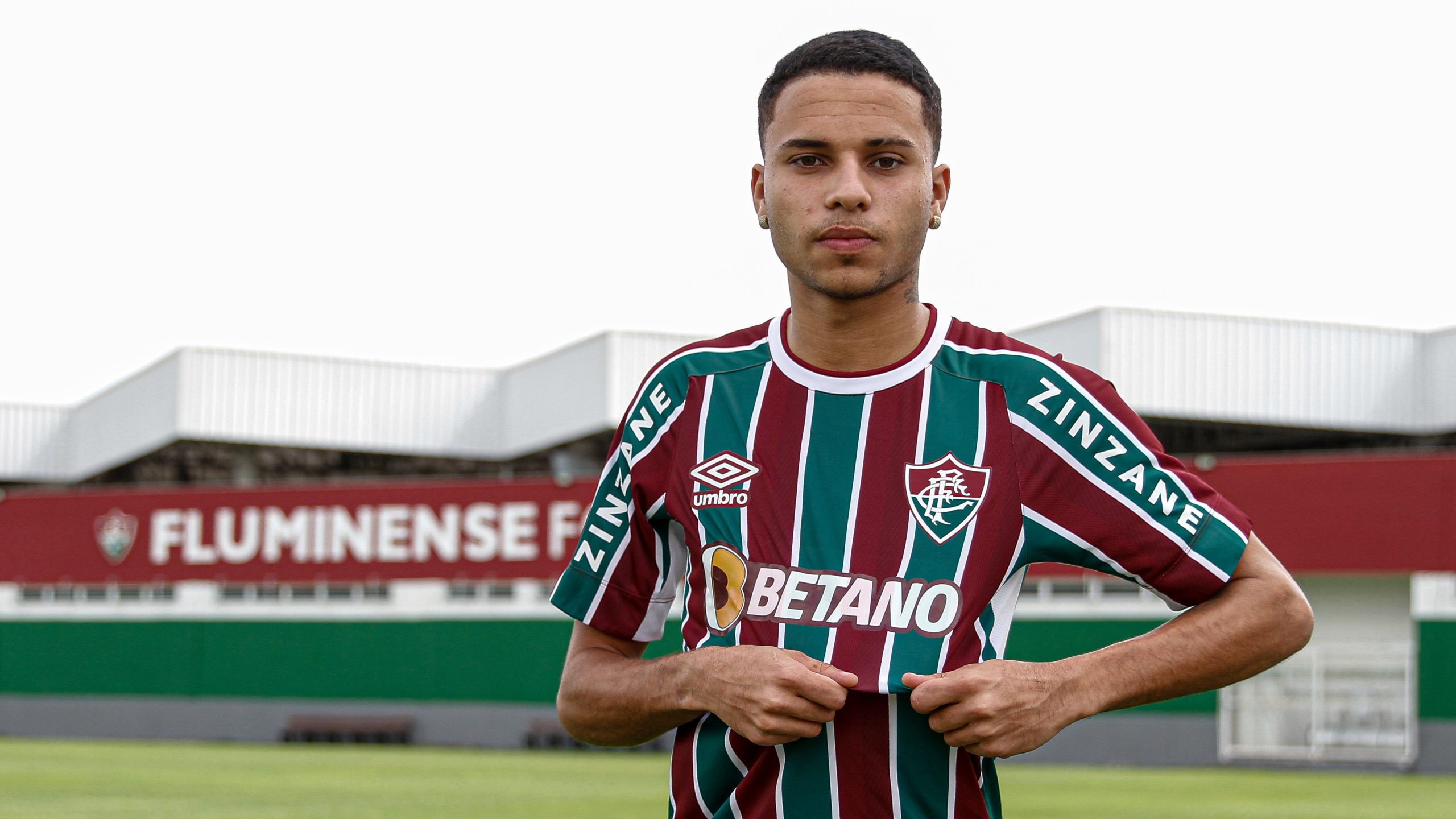 Alexsander e jogadores da base do Fluminense visitam crianças que