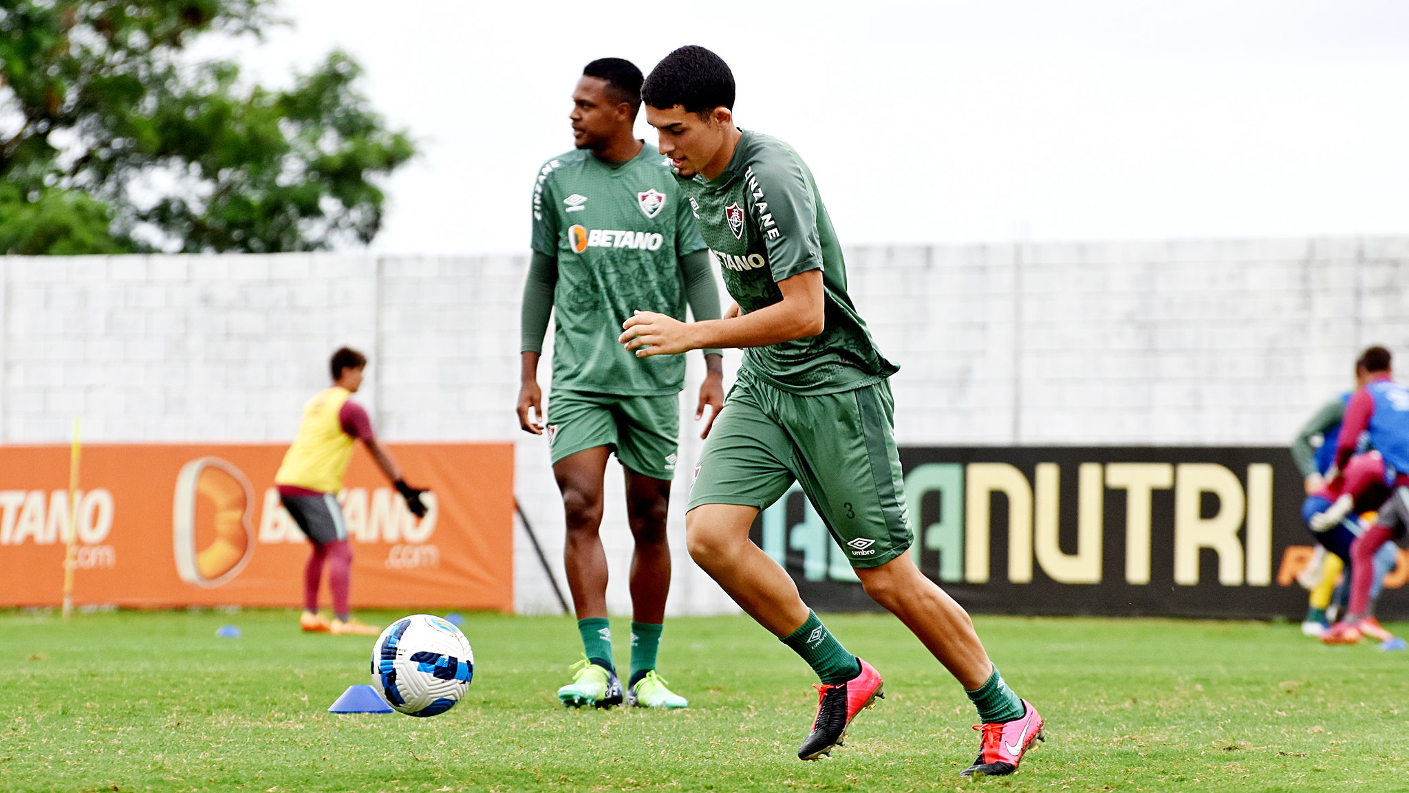 Zagueiro Do Fluminense é Anunciado Como Reforço Do Bangu - EXPLOSÃO ...