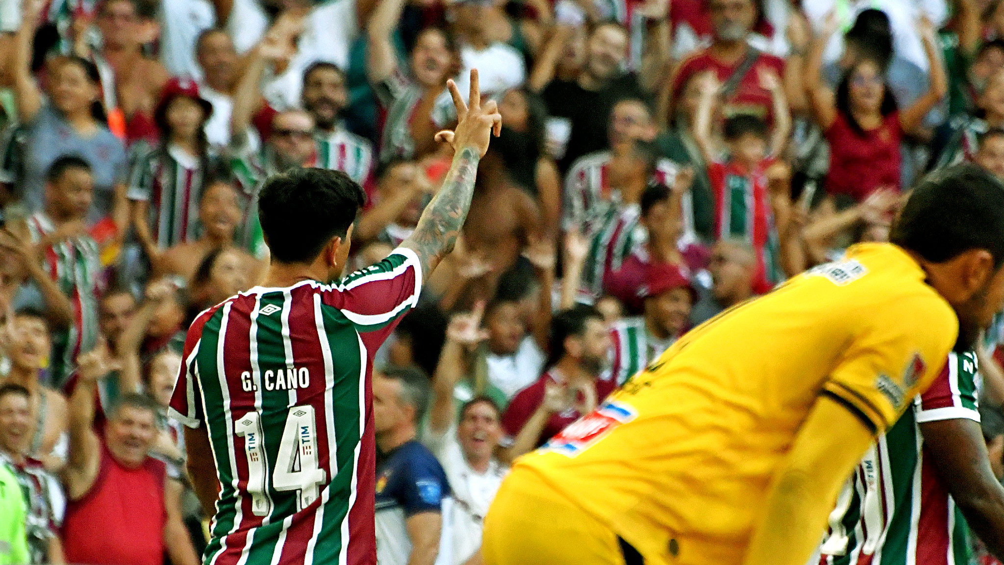 Cano decide e Fluminense supera São Paulo no Maracanã