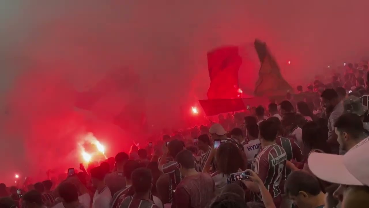 Vídeo: Sensacional Recebimento Da Torcida Do Fluminense Com Pó De Arroz ...