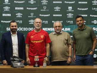 Mário Bittencourt, Mano Menezes, Paulo Angioni e Fred (FOTO: LUCAS MERÇON / FLUMINENSE F.C.)