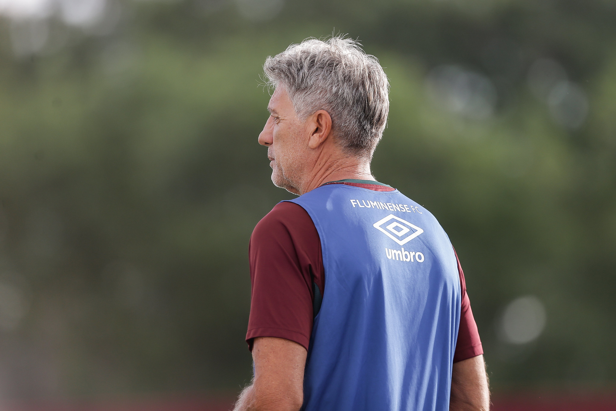 Esqueça o 4-3-3, Renato!