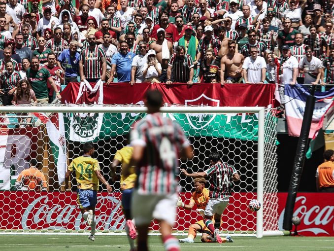 Germán Cano esbarrou na trave na melhor chance que o Fluminense teve diante do Mamelodi Sundowns