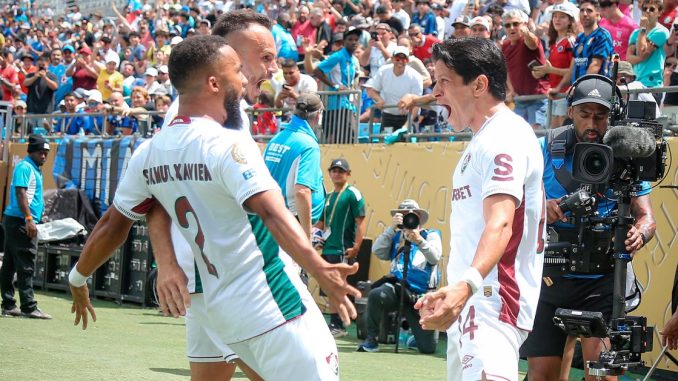A vibração de Cano, Samuel Xavier e Renê após o primeiro gol do Fluminense sobre a Inter de Milão