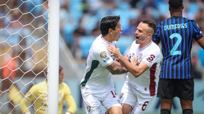 Germán Cano e Renê comemorando o primeiro gol do Fluminense sobre a Inter de Milão
