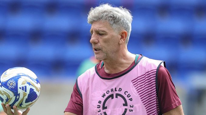 Renato Gaúcho foi flagrado dando orientações para Thiago Santos no treino desta segunda-feira