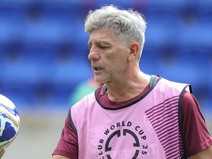 Renato Gaúcho foi flagrado dando orientações para Thiago Santos no treino desta segunda-feira