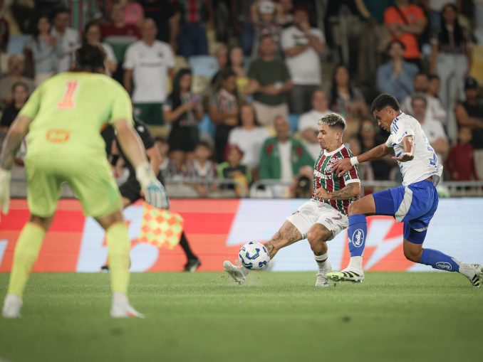 Soteldo até tentou levar o Fluminense ao ataque, mas esbarrou na forte marcação do Cruzeiro