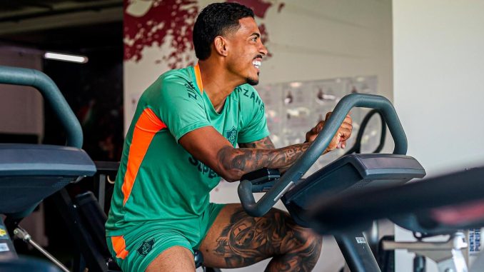 John Kennedy se reapresentou ao Fluminense na manhã desta quarta-feira
