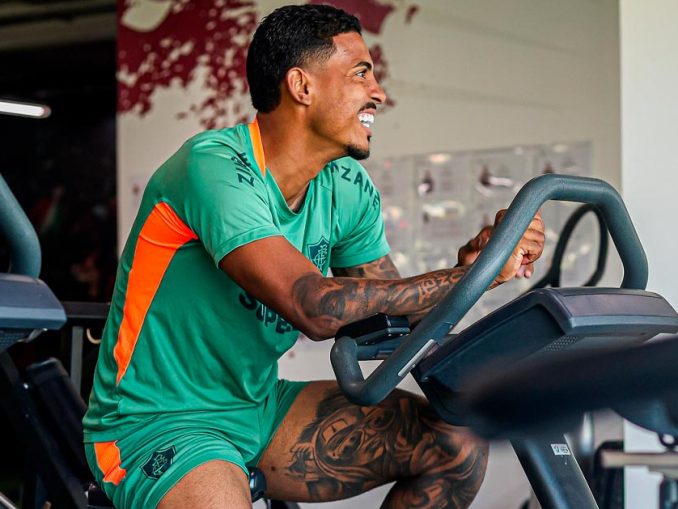 John Kennedy se reapresentou ao Fluminense na manhã desta quarta-feira