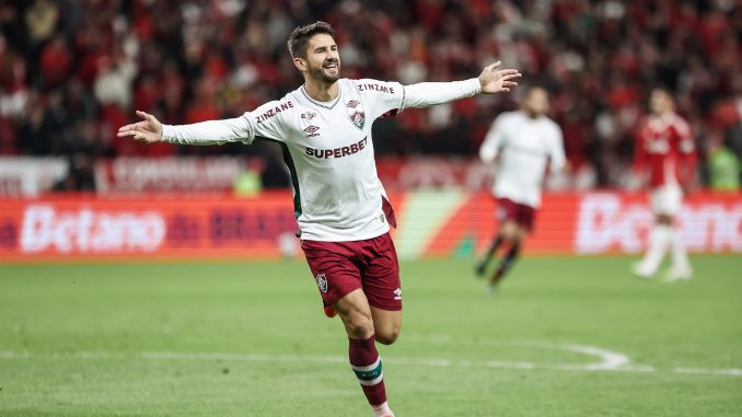 Everaldo marcou os dois gols do Fluminense na vitória por 2 a 1 sobre o Internacional