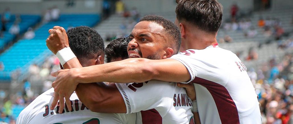 Samuel Xavier comemora vitória do Fluminense sobre a Inter de Milão