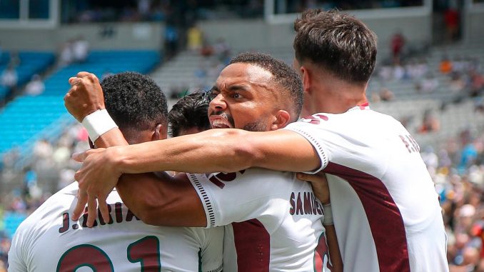 Samuel Xavier comemora vitória do Fluminense sobre a Inter de Milão