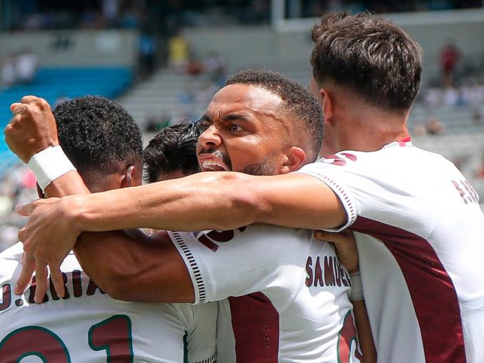 Samuel Xavier comemora vitória do Fluminense sobre a Inter de Milão