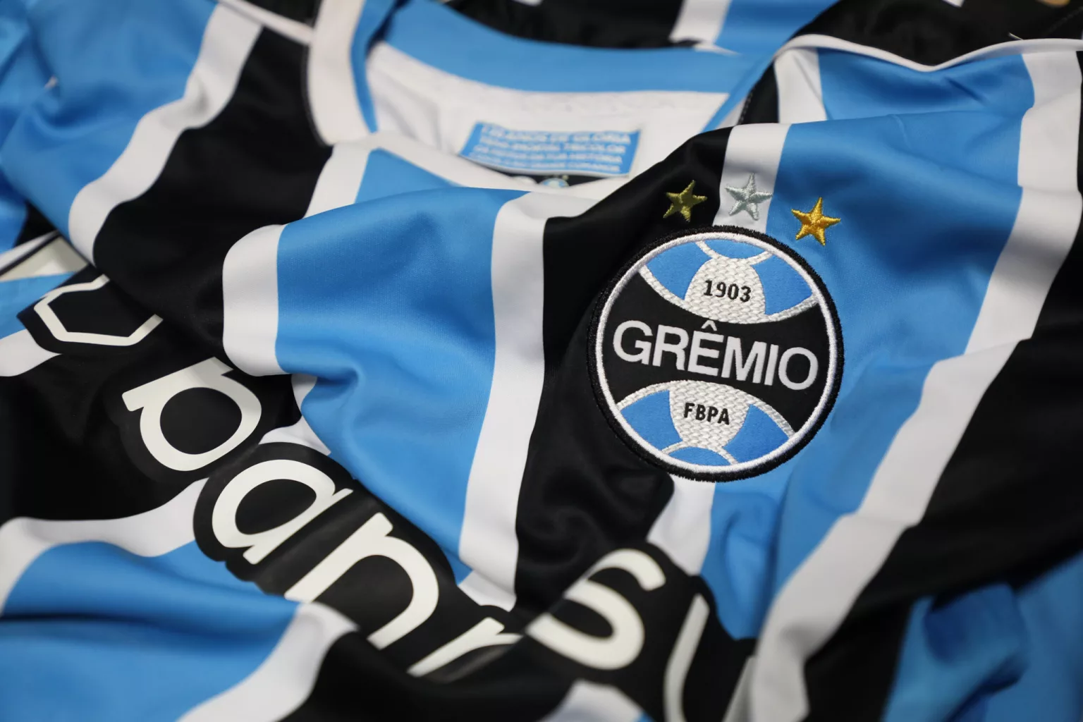 Brasileirão 2025: Grêmio vence o Fortaleza, mas perde dois titulares para o jogo contra o Fluminense