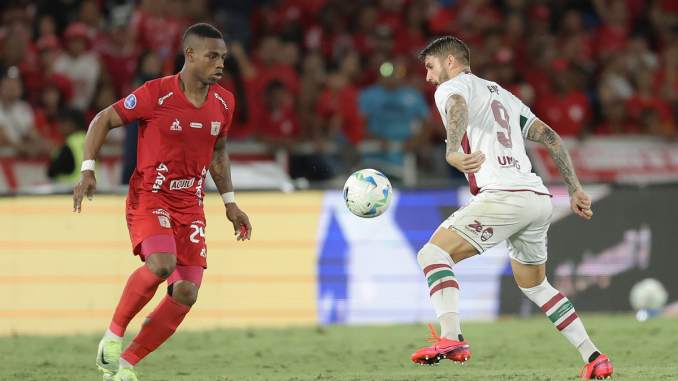 Everaldo em ação na vitória do Fluminense sobre o América de Cali