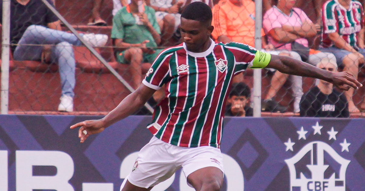 Fluminense anuncia renovação de contrato do zagueiro Loiola