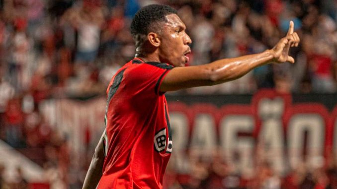 Lelê já soma quatro gols pelo Atlético-GO