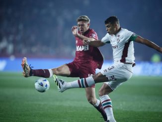 Thiago Silva em ação contra o Lanús