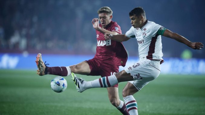 Thiago Silva em ação contra o Lanús