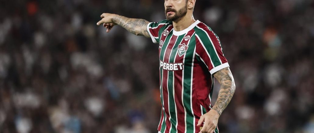 Everaldo não vive bom momento no Fluminense