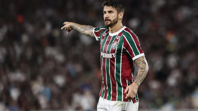 Everaldo não vive bom momento no Fluminense