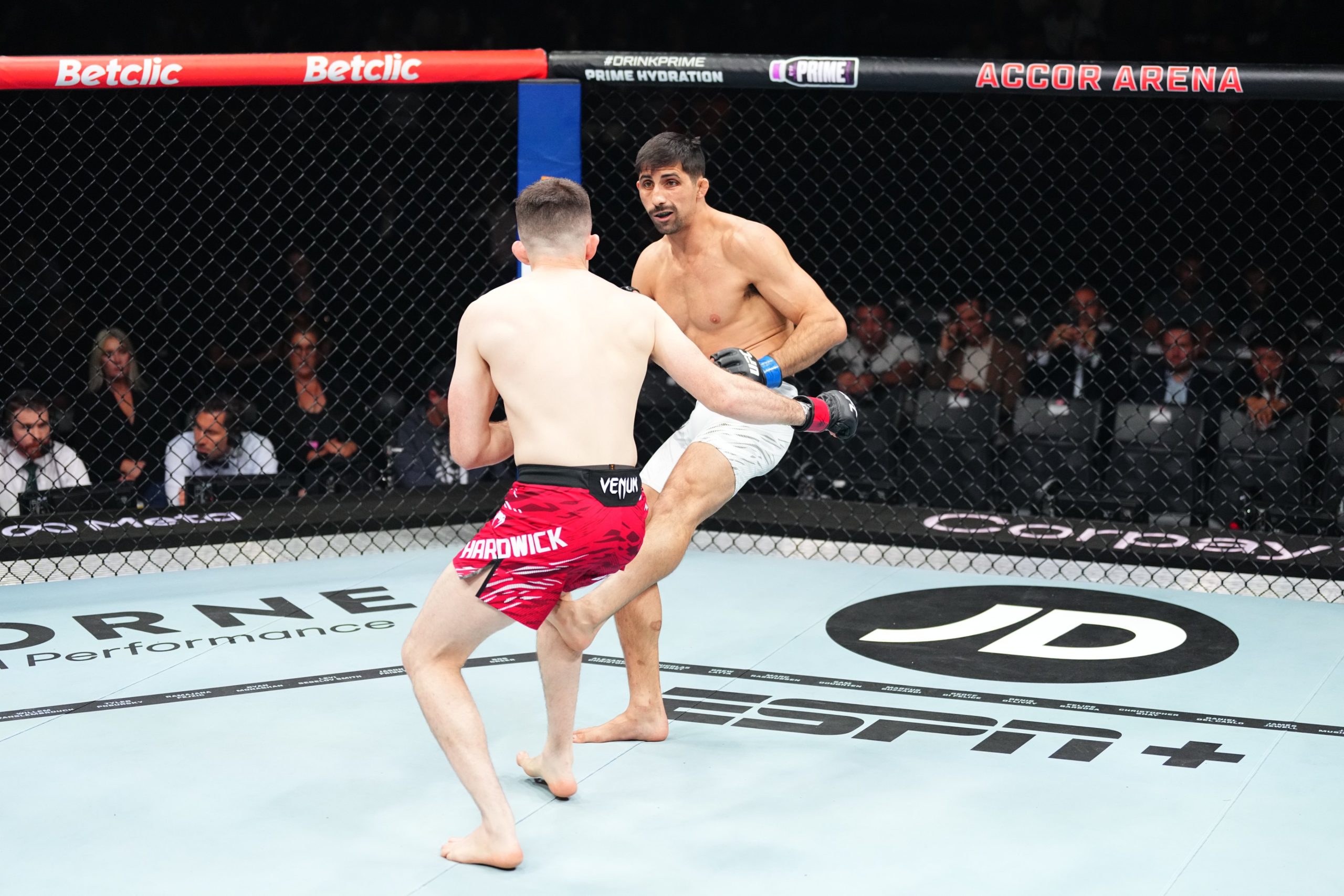 Lutador tricolor vence luta no UFC e faz agradecimento à torcida do Fluminense; assista