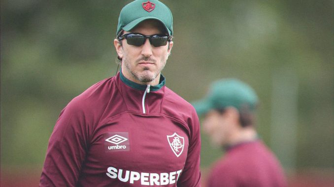 Luis Zubeldía vai estrear no comando do Fluminense contra o Botafogo