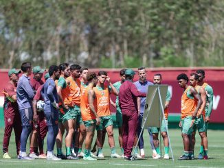 Zubeldía e elenco no CT Carlos Castilho (Foto: Marcelo Gonçalves / Fluminense FC)