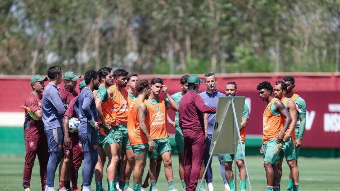 Zubeldía e elenco no CT Carlos Castilho (Foto: Marcelo Gonçalves / Fluminense FC)
