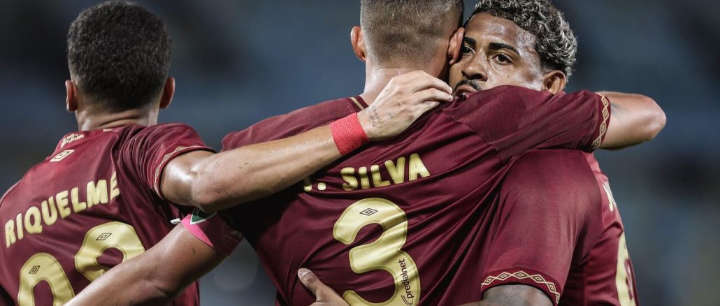 Riquelme, Thiago Silva e John Kennedy - FOTO: LUCAS MERÇON / FLUMINENSE F.C