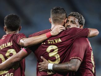 Riquelme, Thiago Silva e John Kennedy - FOTO: LUCAS MERÇON / FLUMINENSE F.C