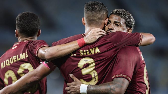54860160943_a97523dbea_k (1) (1) Riquelme, Thiago Silva e John Kennedy - FOTO: LUCAS MERÇON / FLUMINENSE F.C