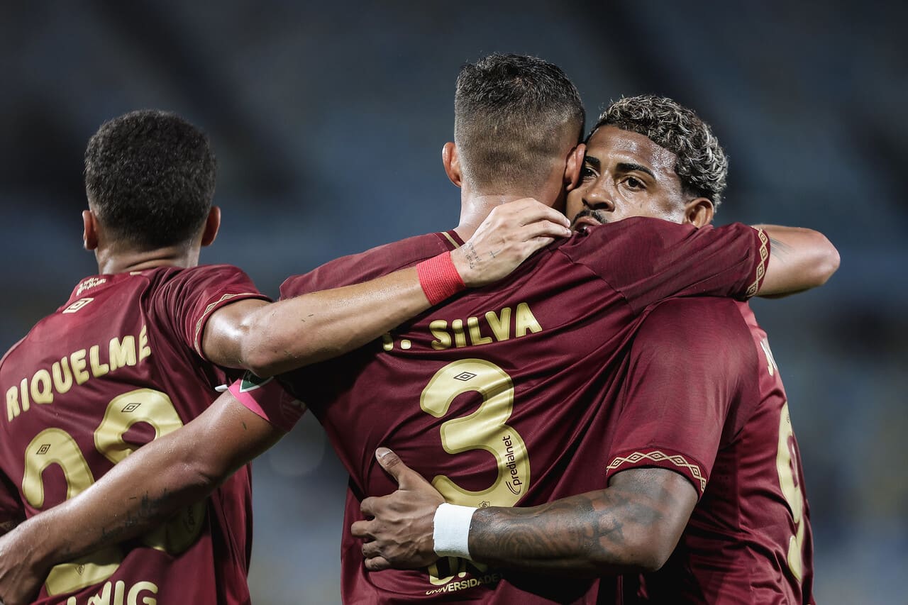 Riquelme, Thiago Silva e John Kennedy - FOTO: LUCAS MERÇON / FLUMINENSE F.C