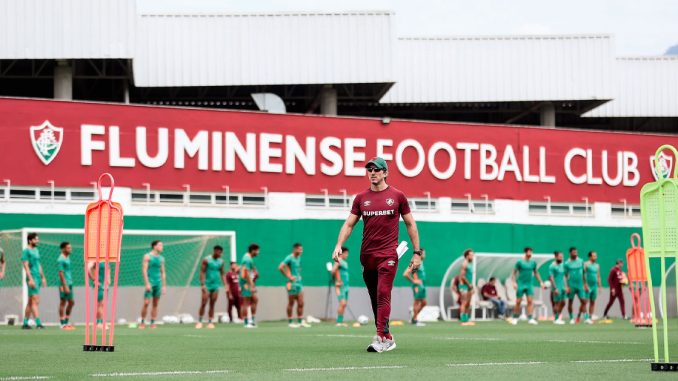 Luis Zubeldía Zubeldía comanda treinos intensos no Fluminense durante a Data FIFA