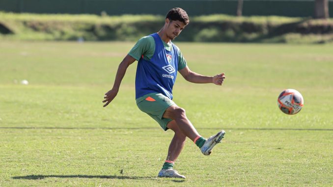 Júlio Fidelis Júlio Fidelis não trinou com o elenco profissional do Fluminense nesta sexta-feira