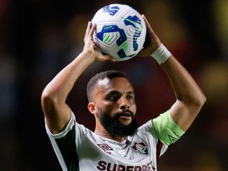 Samuel Xavier começou no banco de reservas contra o Sport