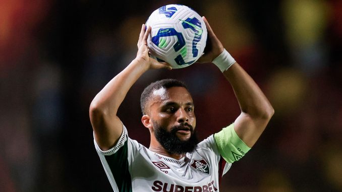 Samuel Xavier começou no banco de reservas contra o Sport