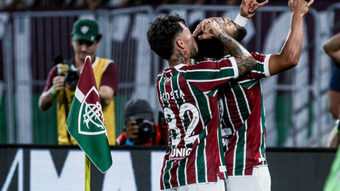 Samuel Xavier e Lucho Acosta Samuel Xavier marcou o gol da vitória do Fluminense sobre o Internacional