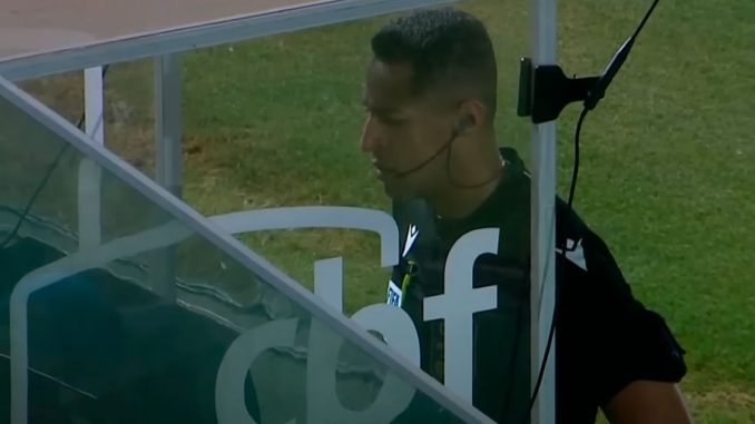 Árbitro VAR Árbitro anulou gol do Fluminense por suposta falta de Canobbio
