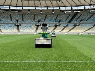 Manutenção do gramado está sendo realizada desde o último domingo