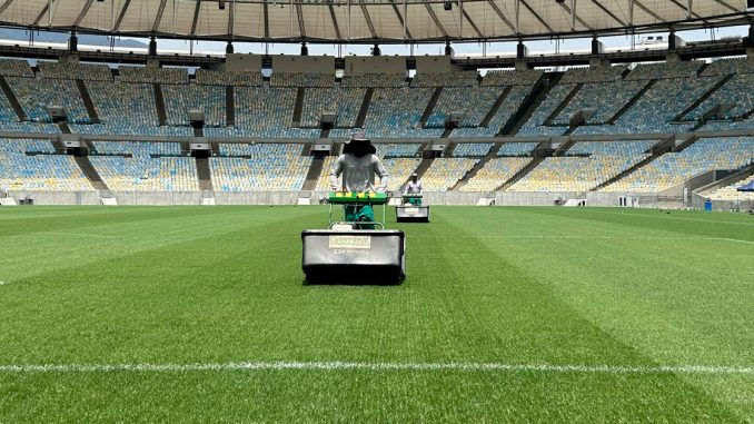 Manutenção do gramado está sendo realizada desde o último domingo