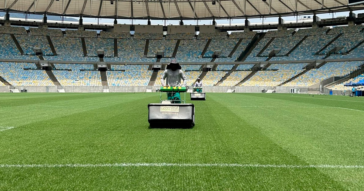 Gramado do Maracanã recebe manutenção antes de Fluminense x Juventude; veja imagens