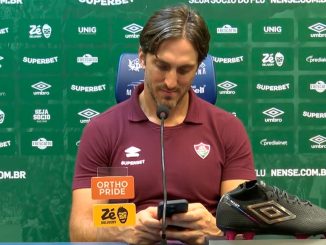 Técnico do Fluminense iniciou a coletiva usando o celular
