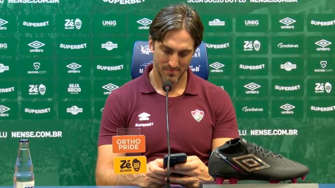 Zubeldía Técnico do Fluminense iniciou a coletiva usando o celular