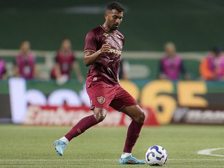 Treinador surpreendeu ao escalar Thiago Santos como titular