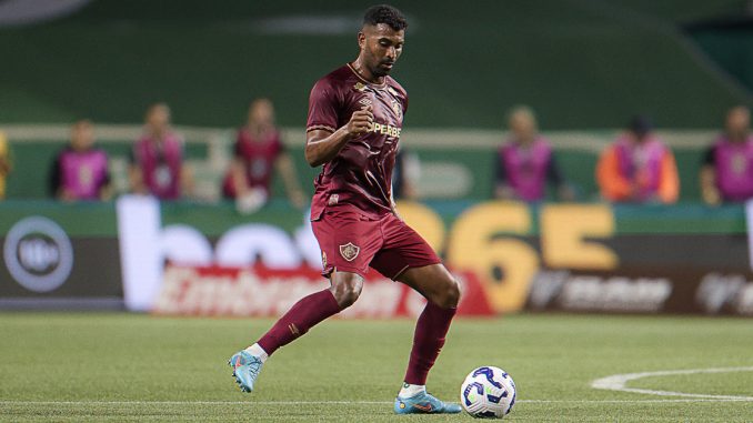 Treinador surpreendeu ao escalar Thiago Santos como titular