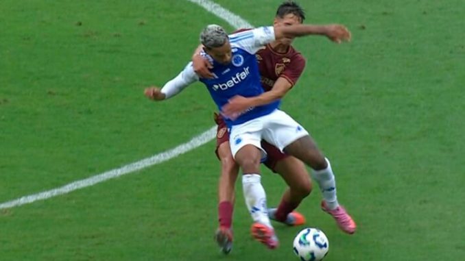 Matheus Pereira e Facundo Bernal Matheus Pereira acertou uma cotovelada em Facundo Bernal